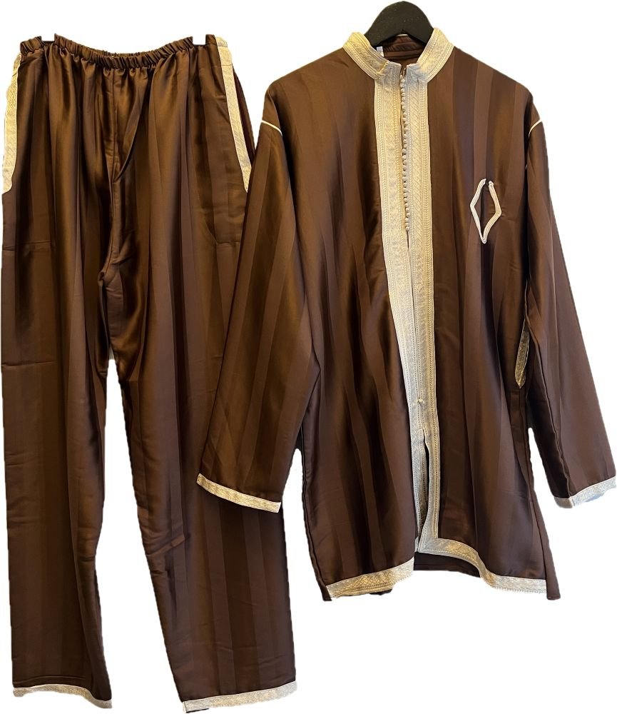 jabador-two-piece-set-cotton-brown-embroidered-lifestyle Mise en scène du Jabador deux pièces en coton marron avec broderie pour tenue traditionnelle