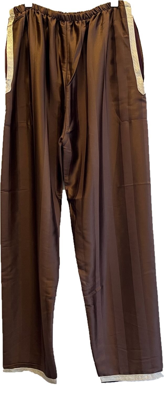jabador-two-piece-set-cotton-brown-embroidered-pant Vue de pantalon du Jabador deux pièces en coton marron avec broderie pour tenue traditionnelle