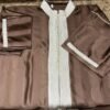 jabador-two-piece-set-cotton-brown-embroidered-top-detail Gros plan de dessus du Jabador deux pièces en coton marron avec broderie pour tenue traditionnelle