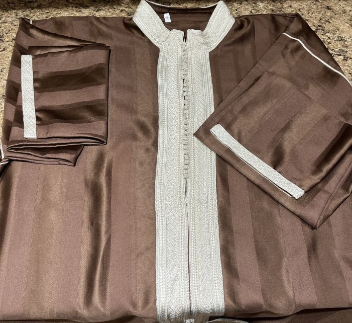 jabador-two-piece-set-cotton-brown-embroidered-top-detail Gros plan de dessus du Jabador deux pièces en coton marron avec broderie pour tenue traditionnelle