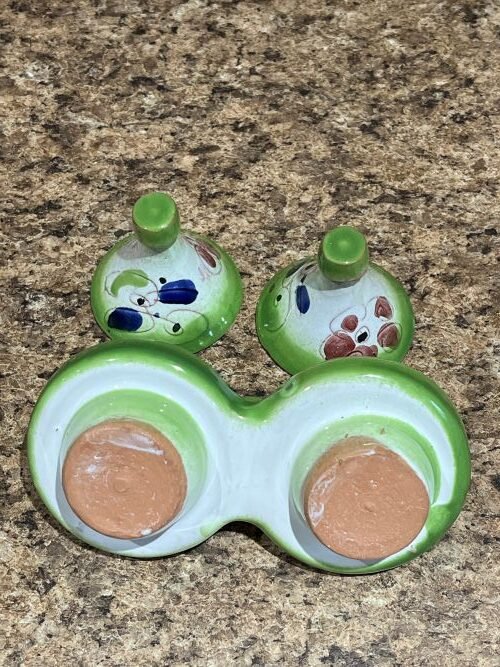 Vue arrière du mini tagine en ceramique vert et blanc avec fait main pour epices