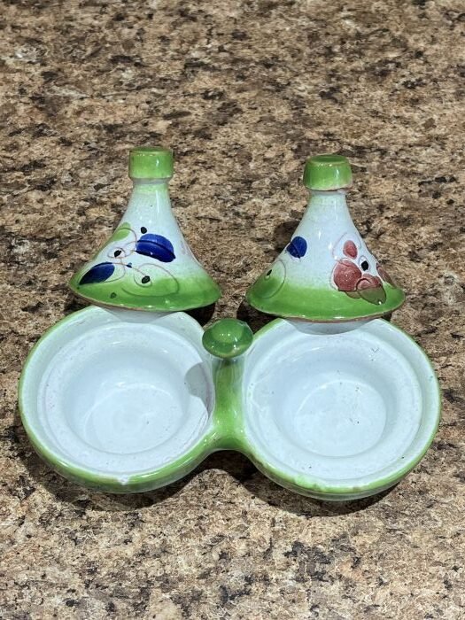 couvercle soulevee du mini tagine en ceramique vert et blanc avec fait main pour epices