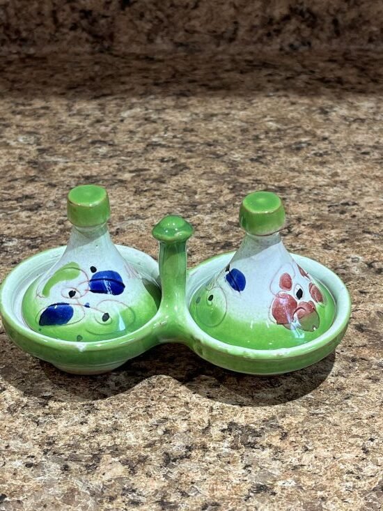 Mise en scène du mini tagine en ceramique vert et blanc avec fait main pour epices