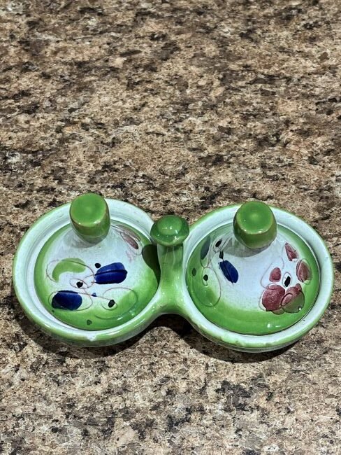 Vue du dessus du mini tagine en ceramique vert et blanc avec fait main pour epices