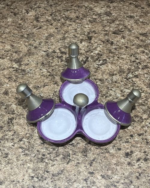 Vue en detail du mini tagine triple mauve en ceramique pour sel, poivre et cumin