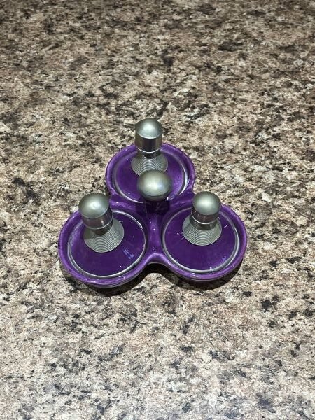 Vue en haut du mini tagine triple mauve en ceramique pour sel, poivre et cumin