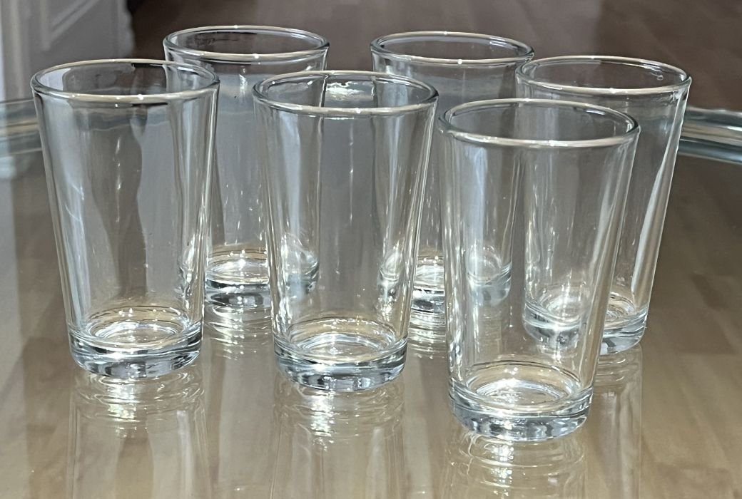 Vue avant du verres a the marocains en transparent pour the, boisson