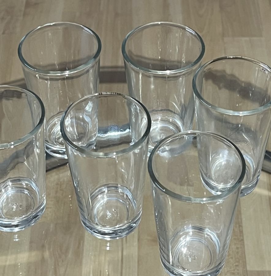 Vue du dessus du verres a the marocains en transparent pour the, boisson