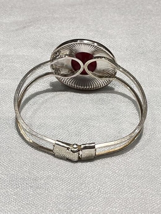 The double-band cuff design offers structure and comfort