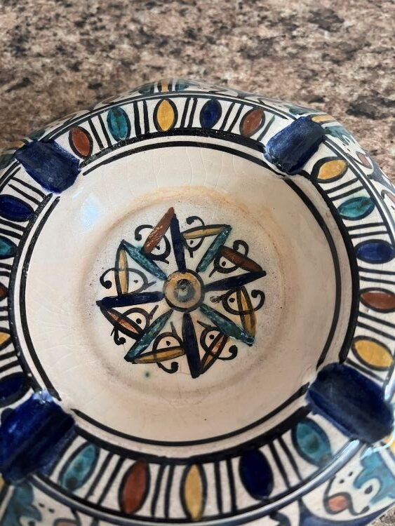 Sa large cuvette permet de contenir les cendres et de garder votre espace propre