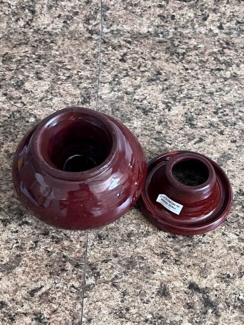 Cendrier à couvercle rouge – vue de dos