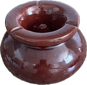 Cendrier à couvercle rouge – Contrôle des odeurs et fabrication unique