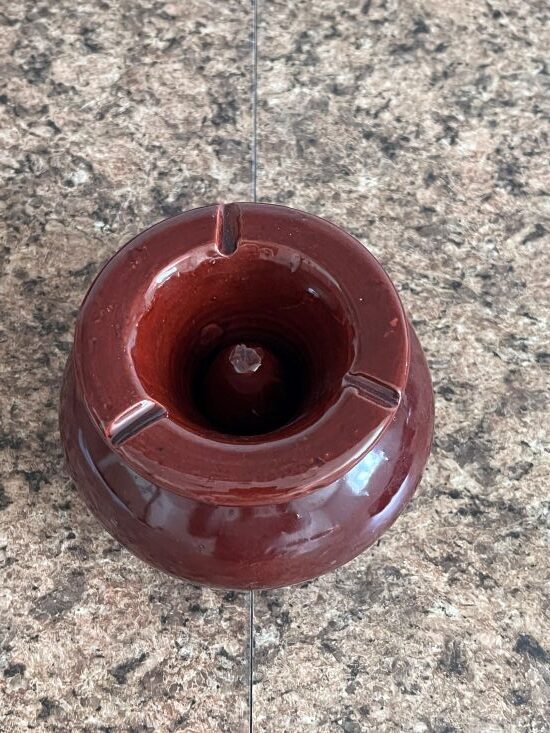 Cendrier à couvercle rouge – vue de haut