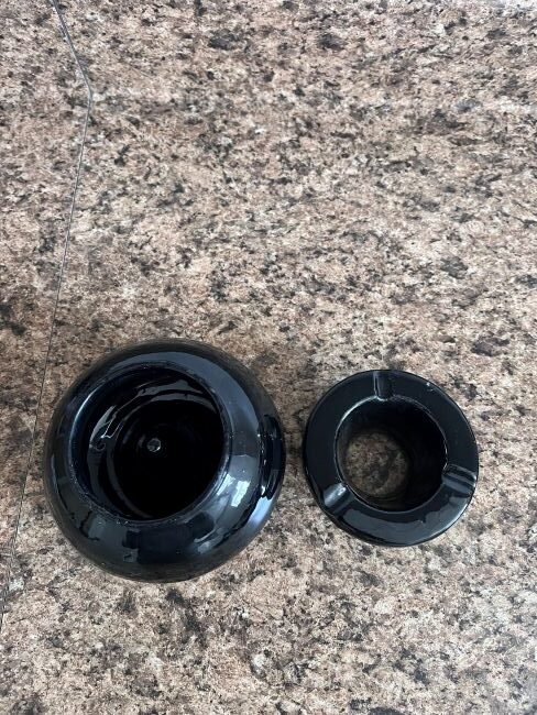 vue arriere cendrier noir