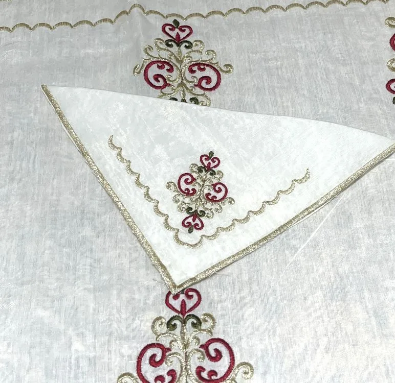napperons avec des broderies or vert et rouge