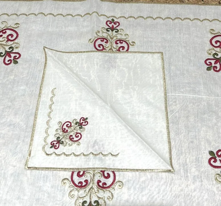 napperon inclut dans le set de nappe et accessoires theiere