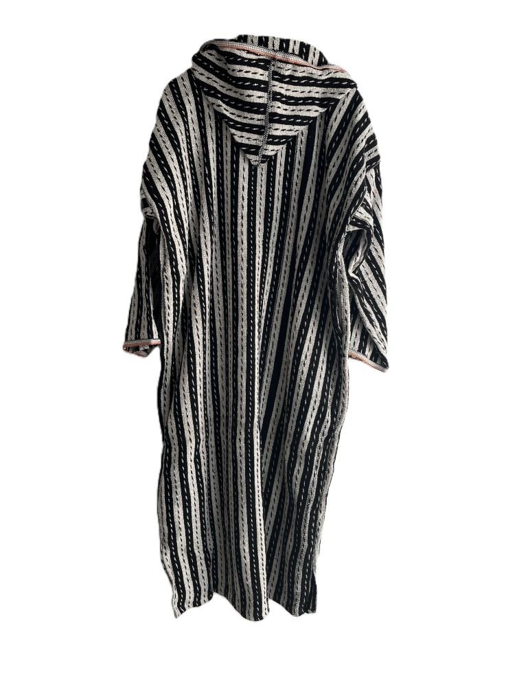 vue de dos de djellaba berbere