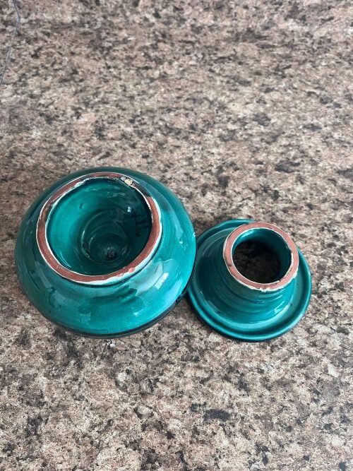 les deux morcaux qui compose le cendrier vue de dos