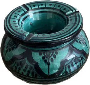 moroccan-ashtray-ceramic-green-front motifs floraux sur ce cendrier vert blue