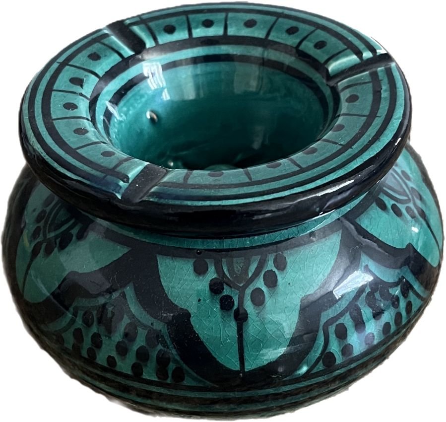 motifs floraux sur ce cendrier vert blue