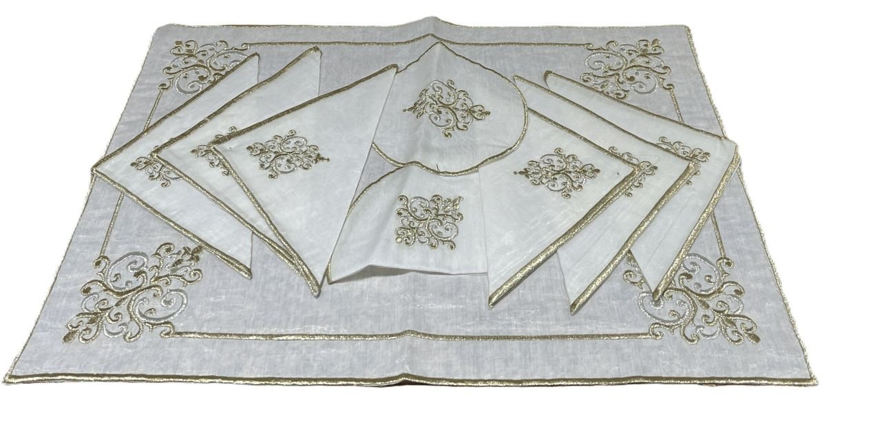 gold silver tablecloth with nappkins