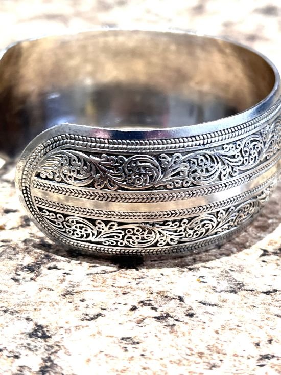 Design raffiné bracelet marocain argent présente un superbe motif