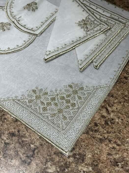 broderies dorees de cette nappe marocaine