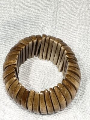 Ce bracelet en os extensible de style vintage