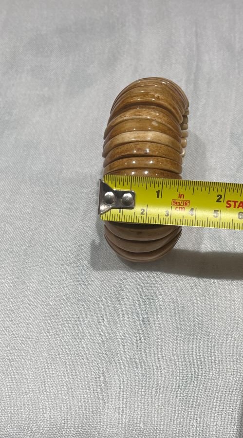 ce bracelet est façonné en segments en os épais et incurvés