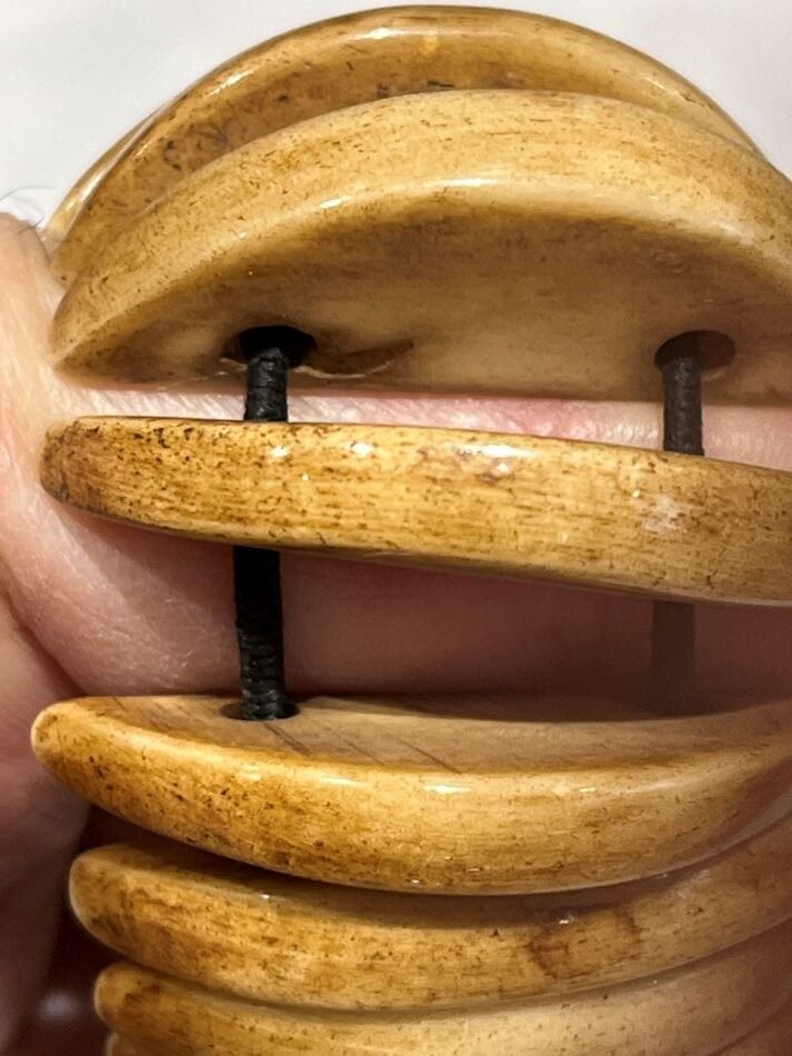 Monté sur un cordon élastique résistant, le bracelet s'adapte confortablement à la plupart des poignets