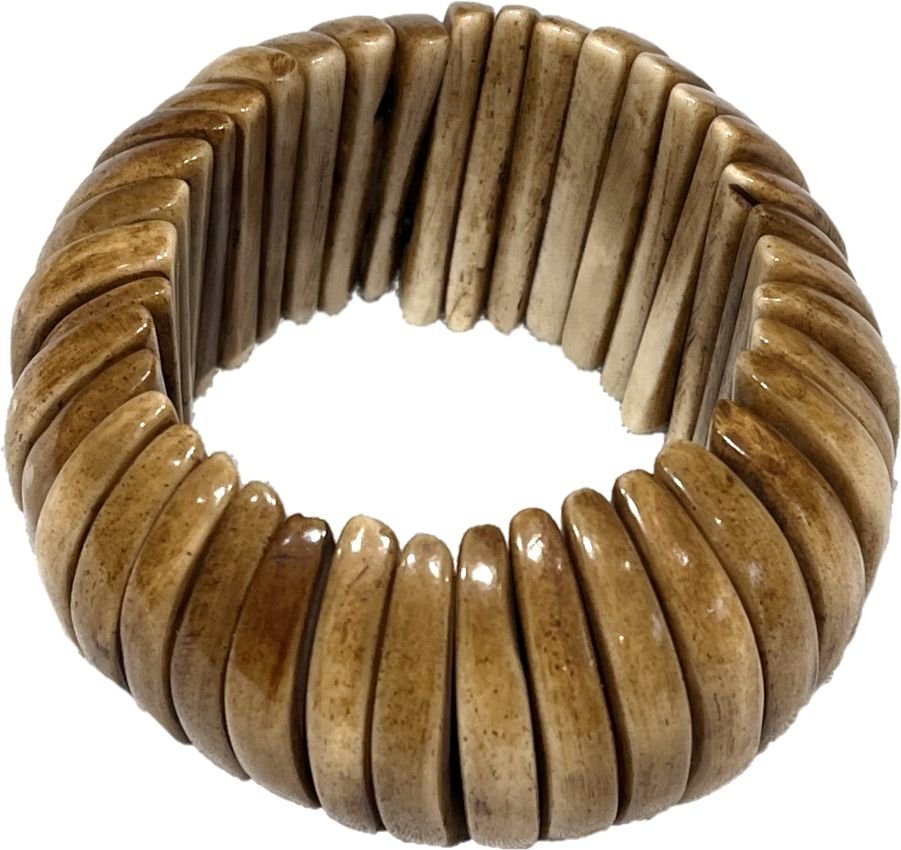 ce bracelet en os est idéal pour un style bohème, ethnique ou d'inspiration artisanale.