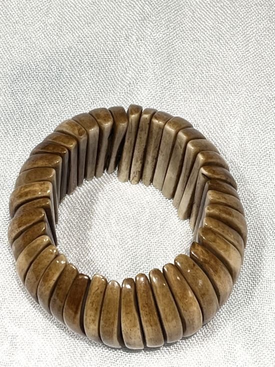 Ce bracelet en os extensible de style vintage