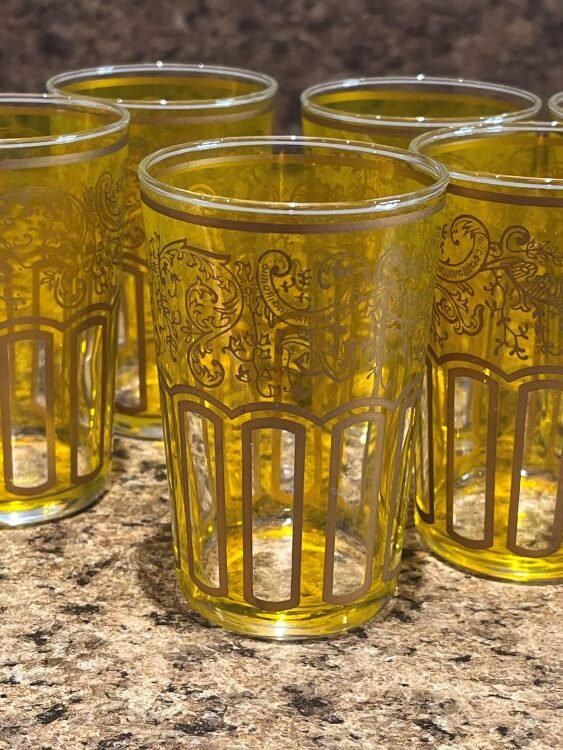 yellow-Moroccan- tea-glasses-closeup verres marocains pour servir le the a la marocaine