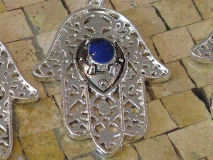 main protectrice et porte chance