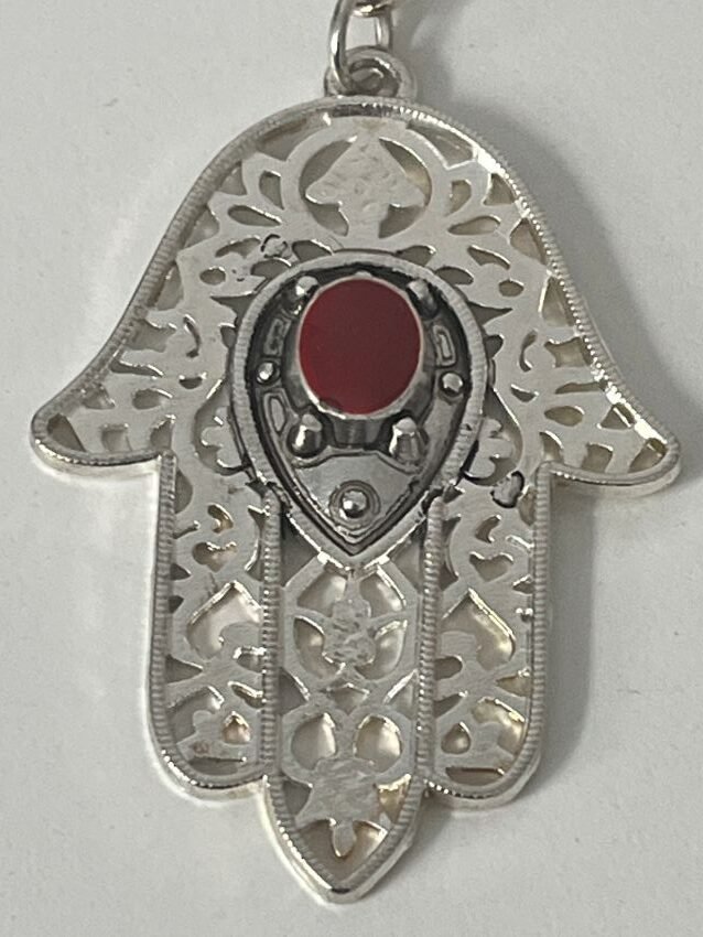 la main est un motif courant dans les traditions islamique et juive,