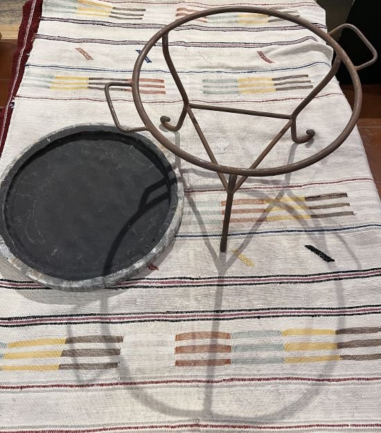 Moroccan-mosaic-table-back Pied en fer forgé forgé à la main avec vue arriere de plateau en mosaique