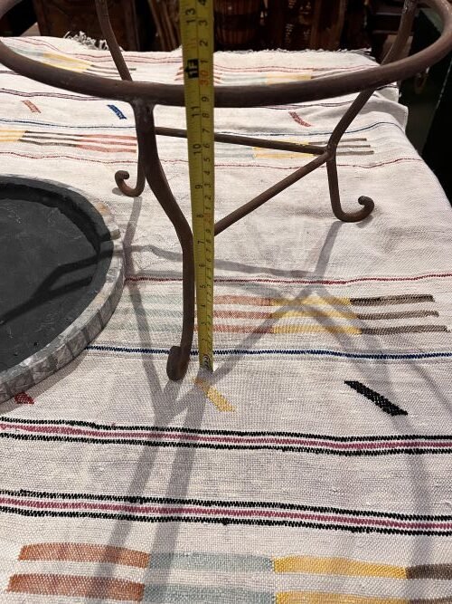 Moroccan-mosaic-table-base-height La base de cette table est fabriquee en fer naturel rustique.