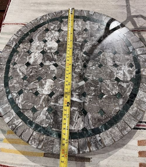 Moroccan-mosaic-table-diameter La surface présente une mosaïque de marbre vert, gris et blanc, ornée d'une bordure géométrique distinctive, créant un aspect à la fois raffiné et naturel.