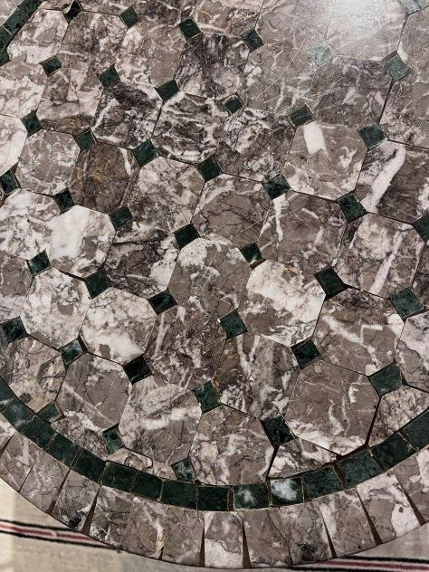 Moroccan-mosaic-table-top la découpe manuelle des carreaux de marbre et leur pose un à un – est caractéristique du zellige, ou de mosaïque traditionnelle