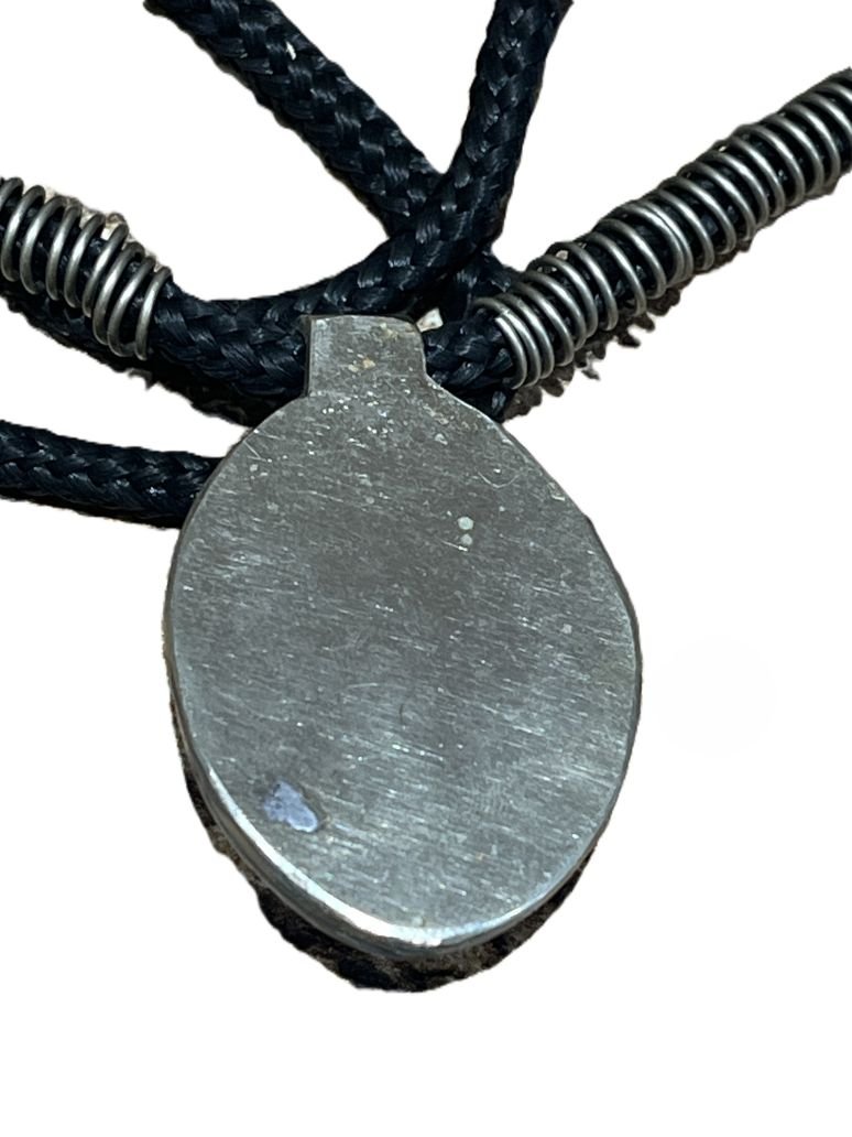 eye-pendant-necklace-antiqued-metal-stone-back La pierre est sertie dans une monture clos en métal vieill de ce collier oeil de tigre