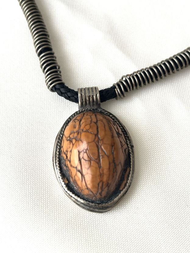 eye-pendant-necklace-stone oeil de tigre pierre de nuances brun doré.