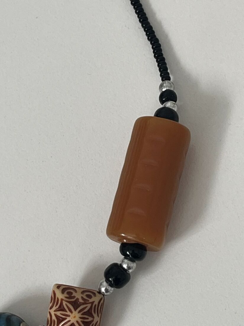 pierres en resin de ce collier en perles de millefioriresin