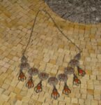 bijou ancien en filigrane d'argent ou un bijou bohème affirmé.