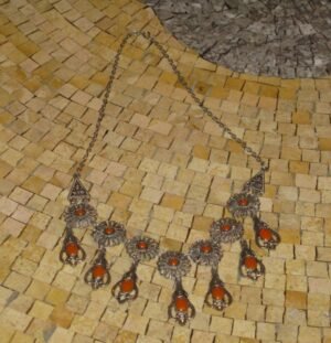 bijou ancien en filigrane d'argent ou un bijou bohème affirmé.