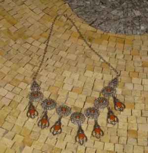 orange-silver-necklace bijou ancien en filigrane d'argent ou un bijou bohème affirmé.