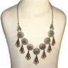 Ce collier de style vintage présente une ornementation en métal argenté