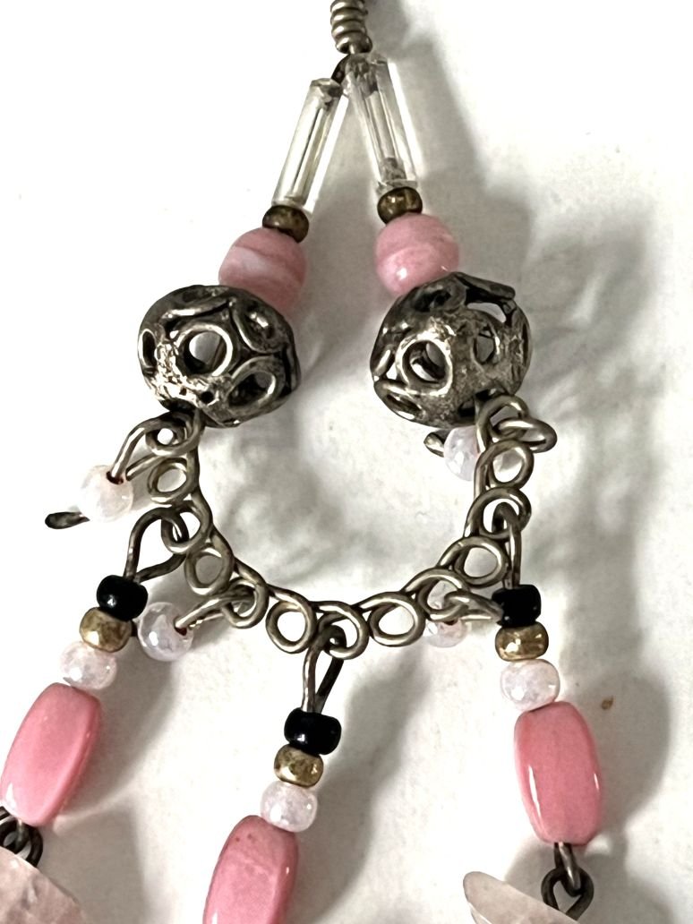 Ces boucles d'oreilles pendantes vintage en perles roses sont de magnifiques bijoux finement travaillés