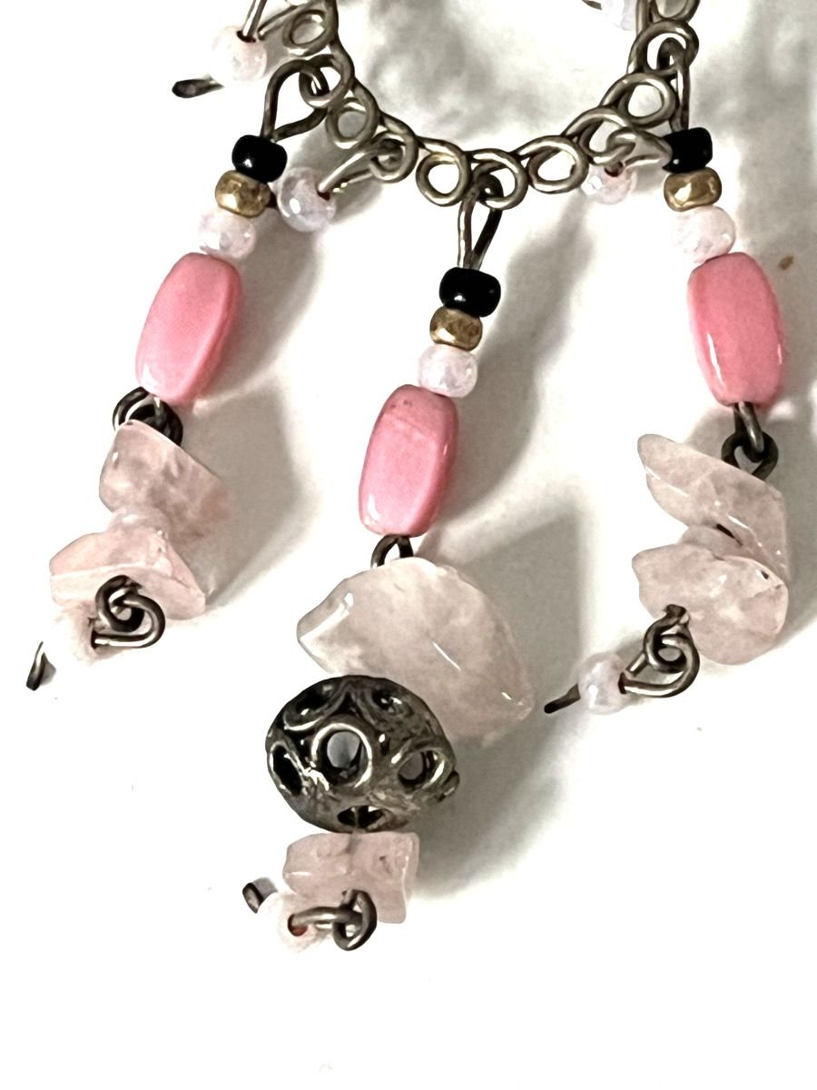 perles roses et quartz argent sterling ornent ces boucles oreilles berberes