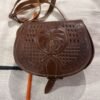 sac bandoulière en cuir marron embossé est fait main