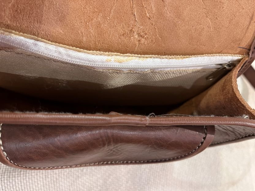 vue interieur cuir marron estampé